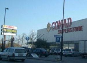 Scatta l'allarme e i ladri fuggono