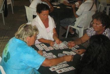Giocatrici impegnate al tavolo in una partita a burraco                     