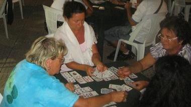 Giocatrici impegnate al tavolo in una partita a burraco