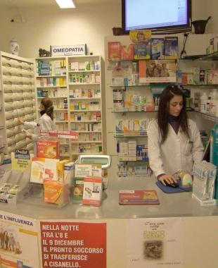 La farmacia Piccinini in via Paradisa gestita da Enrico Morgantini 