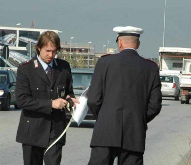 Vigili urbani rilevano un incidente   