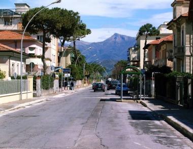 <b>LA FESTA NON &Egrave; QUI.</b> Il tratto al buio di via Italica 