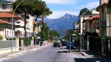 <b>LA FESTA NON È QUI.</b> Il tratto “al buio” di via Italica