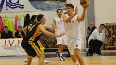 Un’azione d’attacco del Basket Cecina (qui con Bertolini)