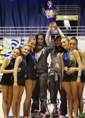 Le atlete dellArcobaleno col trofeo appena vinto 