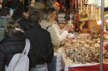 Gente curiosa fra i banchi natalizi   