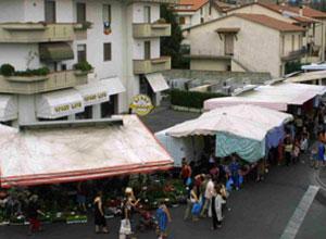 Piazza del mercato si riparte da zero i banchi staranno sul marciapiede