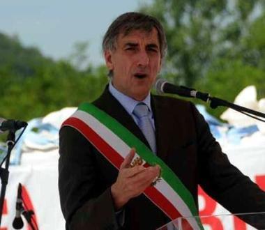 Il palazzo comunale di Aulla e a lato il sindaco Simoncini   