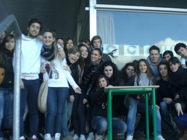Sopra un momento della occupazione del liceo nei giorni scorsi; a destra lo striscione calato dalla sommit&agrave; della Rocca; a sinistra gli studenti presenti ieri mattina a San Miniato   