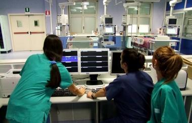 Personale sanitario al lavoro nel nuovo pronto soccorso 