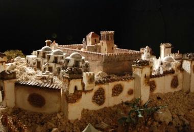 In senso orario: uno scorcio del presepe; il padre delliniziativa Andrea Ferreri con il direttore dellAgenzia per il turismo di Pisa Roberto Guiggiani; unaltra panoramica del presepe; il taglio del nastro 