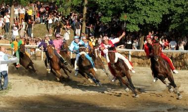 Un momento di una delle ultime edizioni del Palio di Fucecchio 