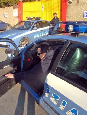 La polizia davanti allasilo Cip Ciop il giorno dellarresto delle maestre 