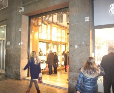 Il negozio Cuccuini in via Grande dove le due donne hanno rubato le scarpe 