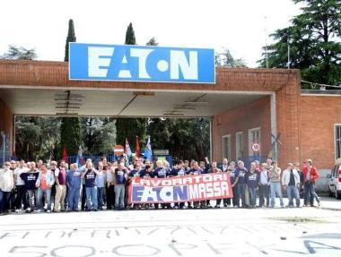 Lassessore provinciale Raffaele Parrini e i lavoratori davanti alla fabbrica               