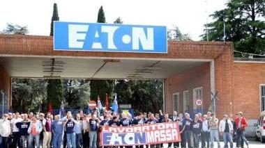 L’assessore provinciale Raffaele Parrini e i lavoratori davanti alla fabbrica