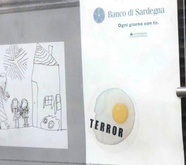 A sinistra, la sede di Confindustria in via Roma tappezzata