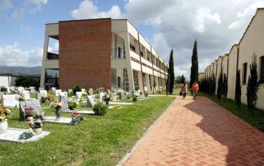 Rubano la borsa nell'auto davanti al cimitero