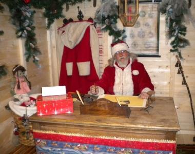 Babbo Natale nella sua casetta nel giardino di Palazzo Orsetti 