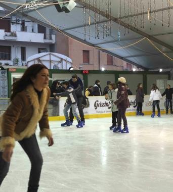 Alcune pattinatrici alla pista sul ghiaccio che si trova a Pontedera in zona stazione 