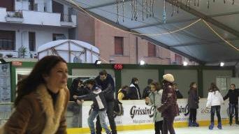 Alcune pattinatrici alla pista sul ghiaccio che si trova a Pontedera in zona stazione