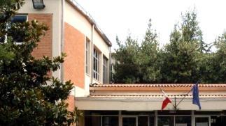 L’ingresso della scuola media Montanelli-Petrarca
