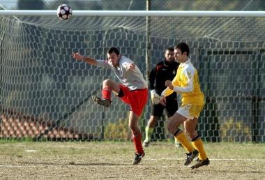 Unazione di gioco di una partita dei campionati di calcio targati Uisp 