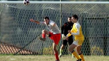 Un’azione di gioco di una partita dei campionati di calcio targati Uisp