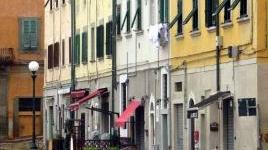 Sopra e a destra, rifiuti nel fosso