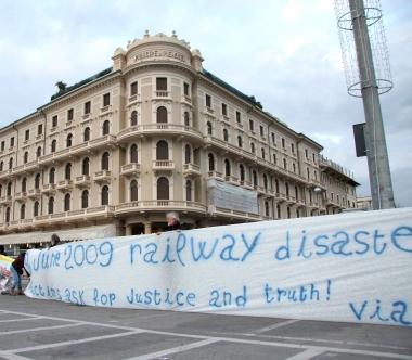 La protesta (prima foto) davanti al Principe di Piemonte dove si riuni&igrave; un anno fa la Task Force europea; le immagini del disastro 