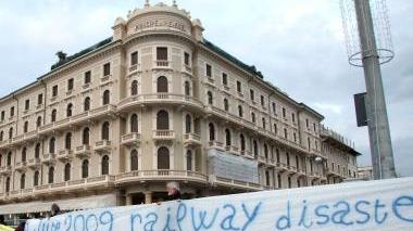 La protesta (prima foto) davanti al Principe di Piemonte dove si riuniì un anno fa la Task Force europea; le immagini del disastro