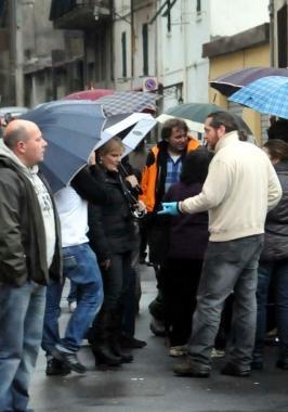 Un gruppo di abitanti dello stabile evacuato     