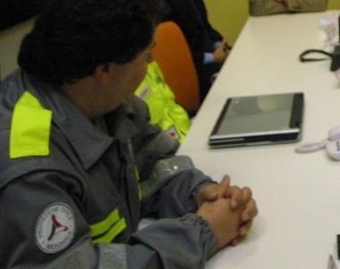 Operatore nella sala della protezione civile del Comune   