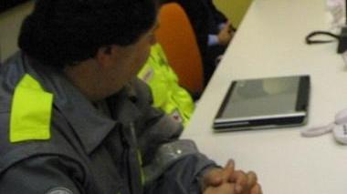 Operatore nella sala della protezione civile del Comune