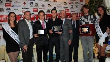 Vincenzo Nibali (quarto da sinistra) durante la premiazione alla serata dell’Ussi