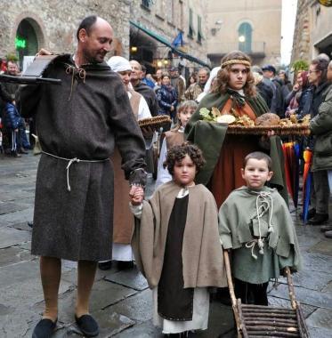 Un babbo coi bambini figuranti per il corteo storico 