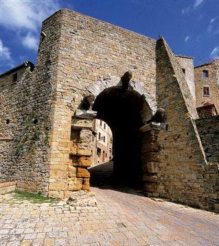Uno scorcio di Porta allArco a Volterra  