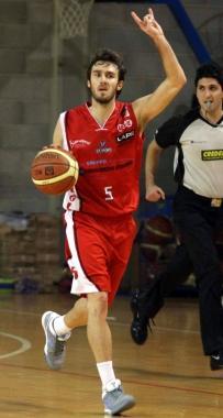 A sinistra Luca Granchi coach dellAbc A destra Daniele Mariotti dellUse in azione 