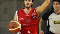 A sinistra Luca Granchi coach dell’Abc A destra Daniele Mariotti dell’Use in azione