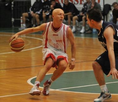 <b>DERBY</b> Lazzotti in palleggio e una percussione 