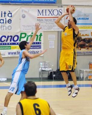 Orsini, qui al tiro, come sempre &egrave; stato il migliore dei giallobl&ugrave; realizzando 24 punti; a destra una penetrazione di Paoli, autore di 10 punti 