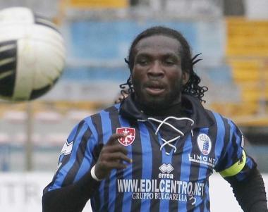 <b>PISA-MONZA. </b>A sinistra Kenneth Obodo, che ha aperto le marcature al 7 del primo tempo; qui sopra Marco Ilari schierato come trequartista; a destra uno scorcio del pubblico in tribuna ieri allArena   
