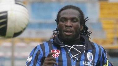 <b>PISA-MONZA. </b>A sinistra Kenneth Obodo, che ha aperto le marcature al 7’ del primo tempo; qui sopra Marco Ilari schierato come trequartista; a destra uno scorcio del pubblico in tribuna ieri all’Arena