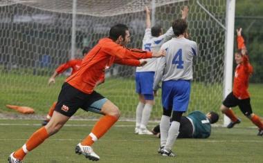 Lesultanza dei giocatori arancioni dopo il gol di Lisi 