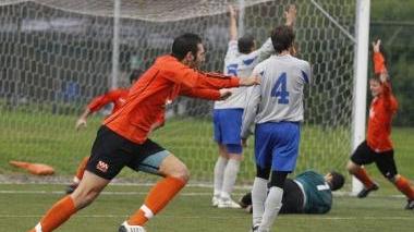 L’esultanza dei giocatori arancioni dopo il gol di Lisi