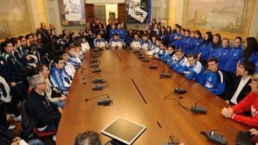 Lo staff della Nazionale di volley e le ragazze pontederesi in Comune