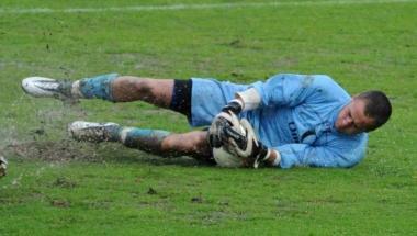 <b>TRA I PALI</b> Il portiere del Forcoli DellOvo durante una parata Contro il Borgo a Buggiano niente ha potuto fare davanti alla conclusione di Di Giusto   