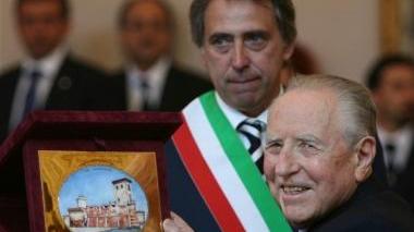 Carlo Azeglio Ciampi premiato dal sindaco Alessandro Cosimi con la Canaviglia