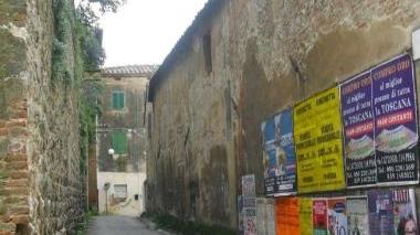 Il parcheggio davanti al municipio e una via di accesso a corso Matteotti