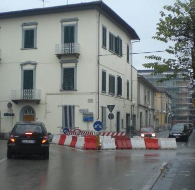 Il cantiere per la rotatoria tra via Puccioni e via Dante a Santa Croce   
